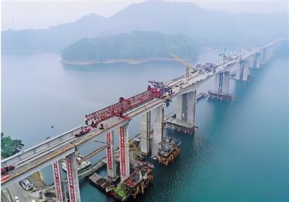 總體施工安全風險評估：高空作業(yè)中，裸露的電線和不足的安全防護措施均可能導致安全事故
